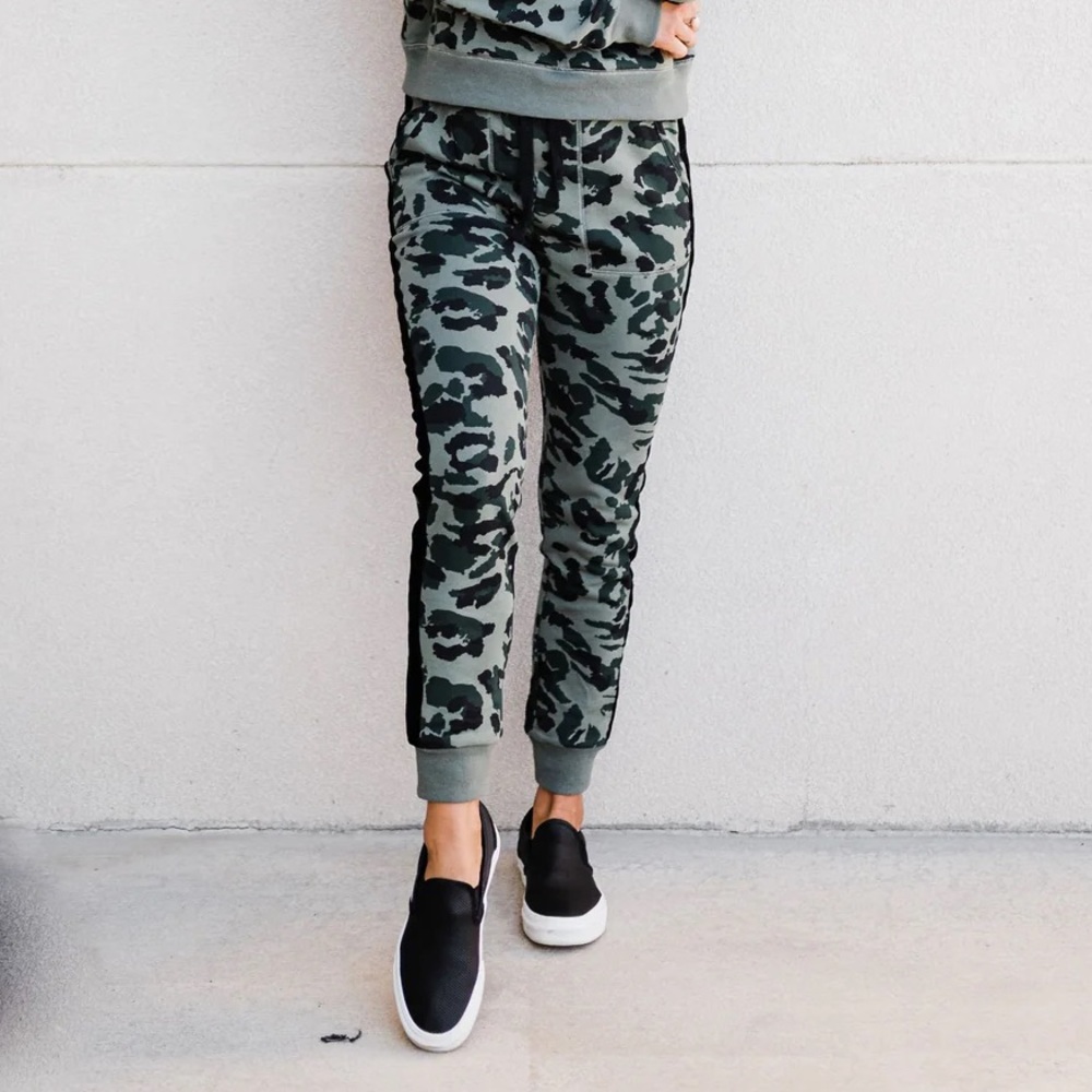 AMPERSAND AVE | Women’s Green/Black Camouflage Pull On Side Stripe Joggers Sz S